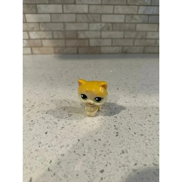 LPS Littlest Pet ShopAuthentic 2005 SittingYellowCat with Uncommon Green eyes SB - Picture 1 of 2